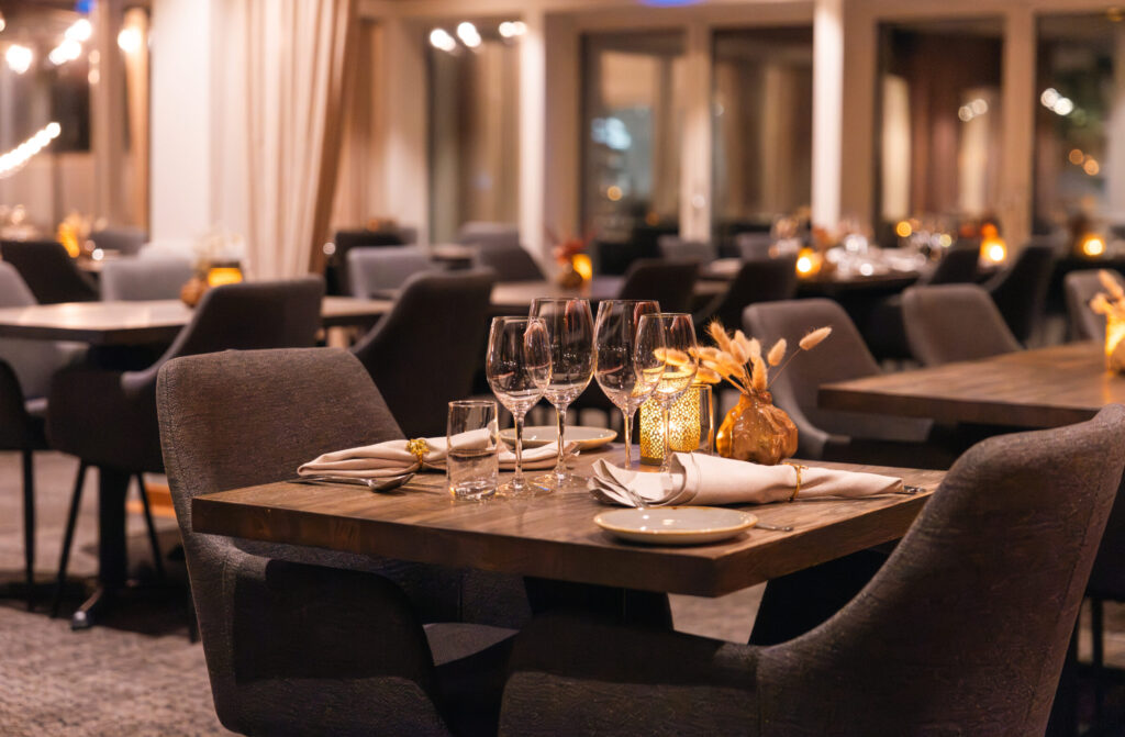 Elegant restaurangmiljö med dukade bord, vinglas och varm belysning på Starby Spa & Hotell