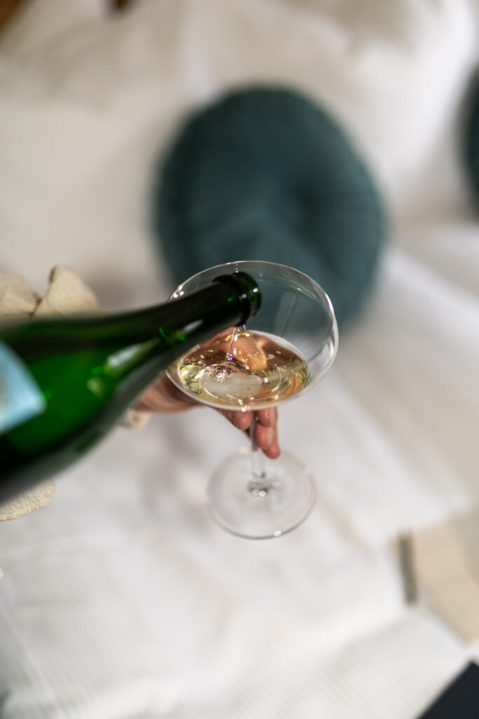 Champagne hälls i vinglas under ett firande på Starby Spa & Hotell
