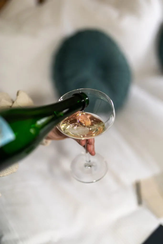 Champagne hälls i vinglas under ett firande på Starby Spa & Hotell