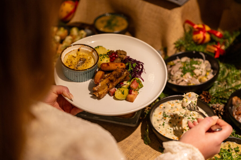 Festligt uppdukat julbord med revbensspjäll, prinskorvar, rödkål och gratäng på Starby Spa & Hotell