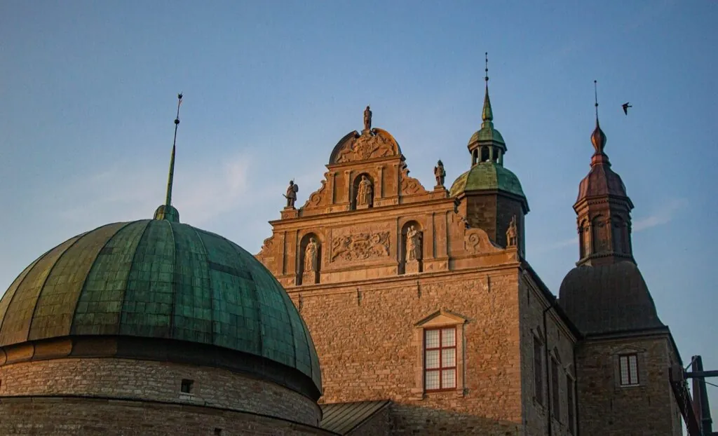Vadstena klosterkyrkas karakteristiska kupol och torn i gyllene kvällsljus med historisk arkitektur