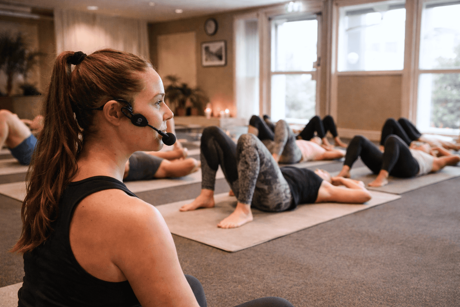 Taudien Training – Gruppträning på Starby Spa & Hotell Yogainstruktör med headset leder gruppträning på Starby Spa & Hotell under Taudien Training träningshelg