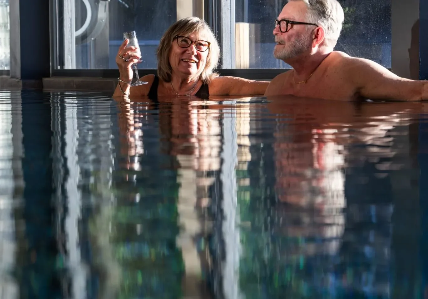 Avkoppling i inomhuspoolen – Starby Spa & Hotell seniorerbjudande